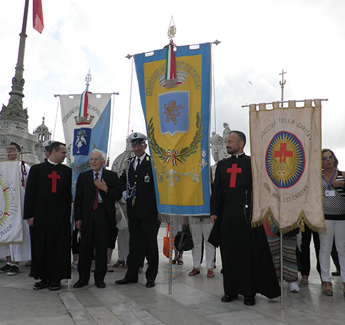 Durante la cerimonia all'altare della patria.