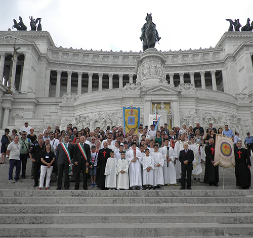 Foto di gruppo della rappresentanza di fedeli di Loreto Aprutino, Bucchianico e associati della Fiaccola.