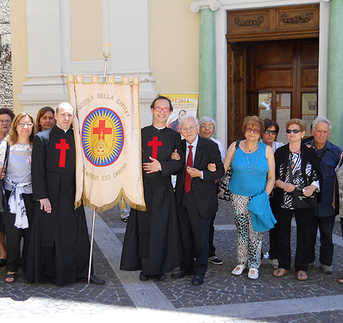 I novelli sacerdoti con il gruppo Fiaccola di Roma.