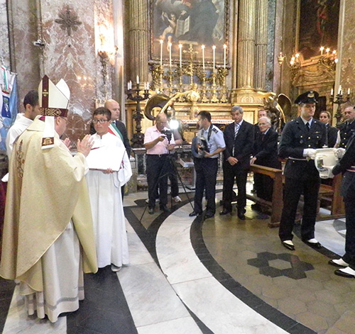 Il Vescovo Lorenzo Leuzzi benedice l'olio offerto dall'Areonautica Militare.